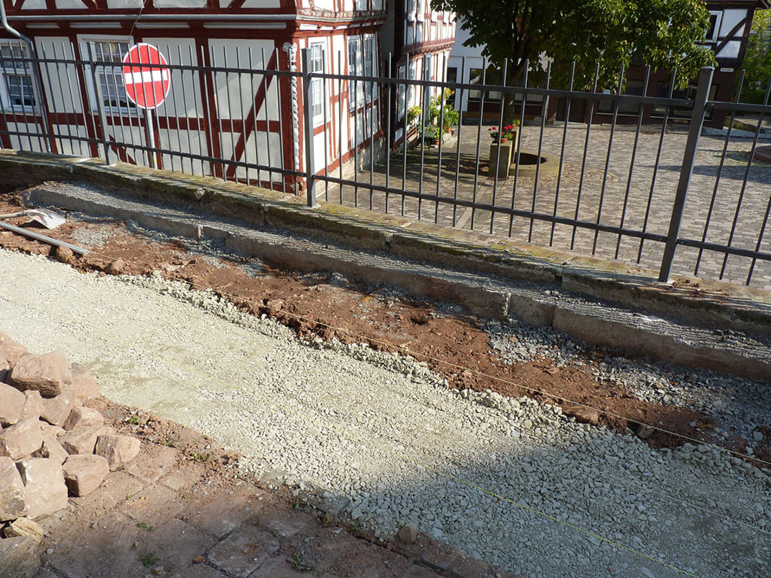 Pflaster- und Treppenarbeiten an St. Crescentius (Foto:Karl-Franz Thiede)